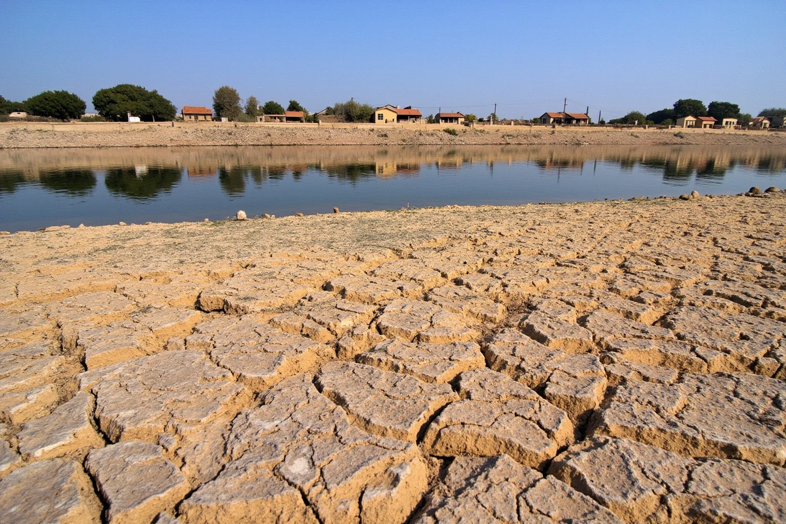 The Starving Time: Colonial America's Darkest Hour 3 A dry, cracked riverbank landscape symbolizing a historic drought affecting an early agricultural settlement