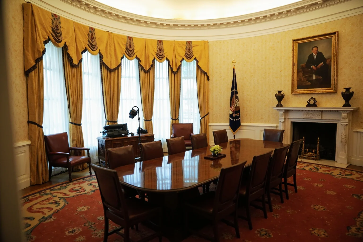 A formal 1970s White House meeting room with historical decor, respectful and neutral depiction