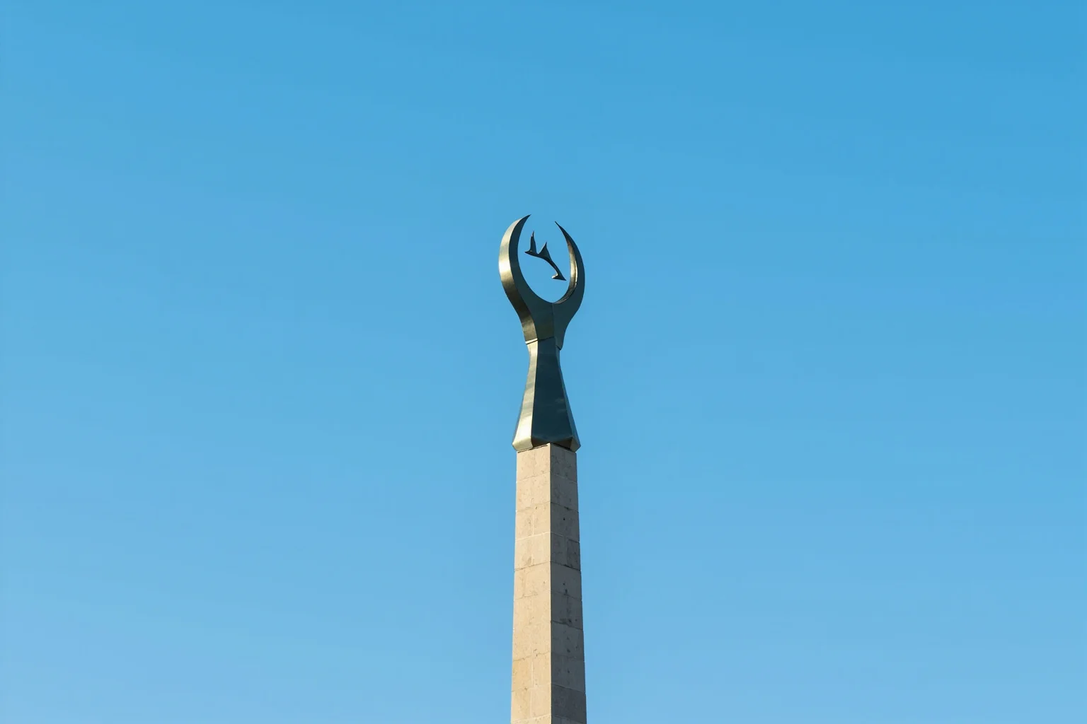 22 Lesser-Known Historical Events That No One Talks About 19 Close-up illustration of a shining metal spire cap atop a tall obelisk monument under a blue sky