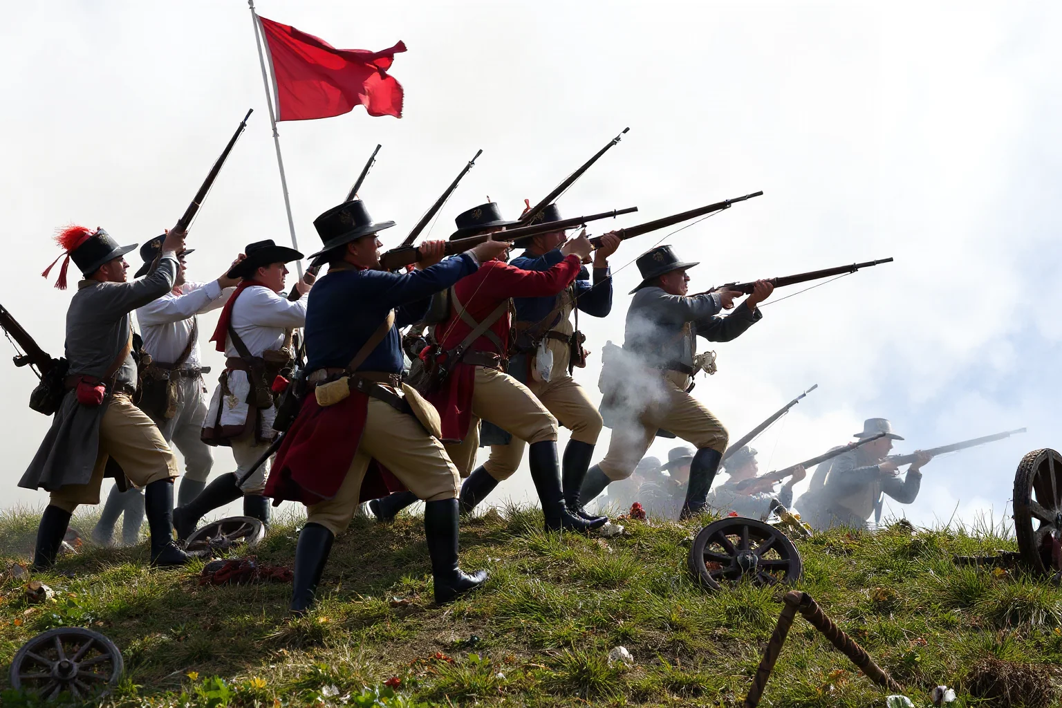 Colonial militia and British redcoats in close combat on a hill, gunpowder smoke, 18th century uniforms and weapons