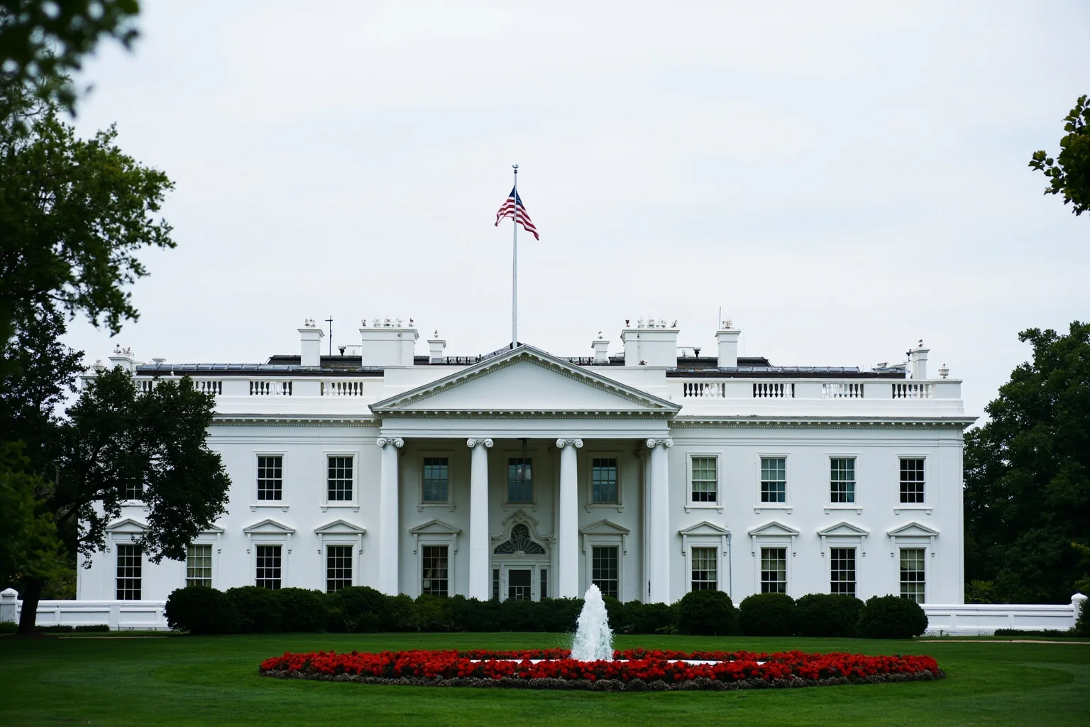 25 Famous American Historical Homes You Can Still Visit Today 9 Iconic white-columned government mansion with manicured lawns and an American flag